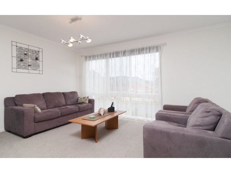 27 Cheriton Drive, Mooroolbark VIC 3138