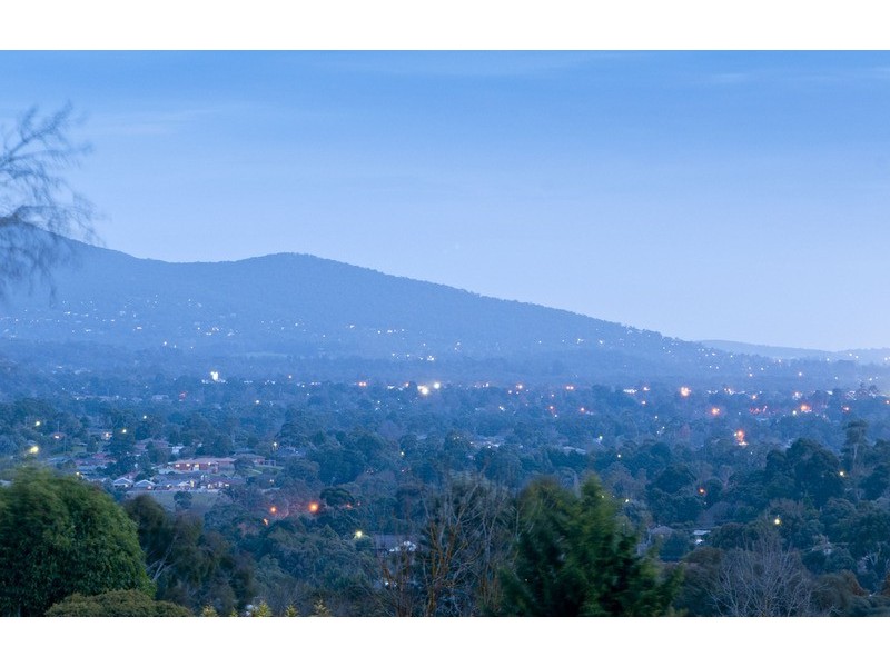 14 Huntly Avenue, Mooroolbark VIC 3138