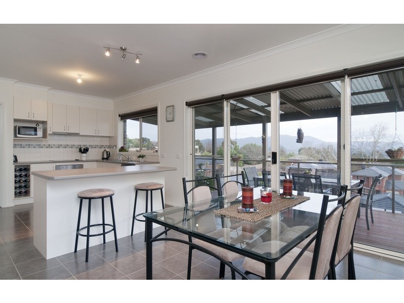 14 Huntly Avenue, Mooroolbark VIC 3138