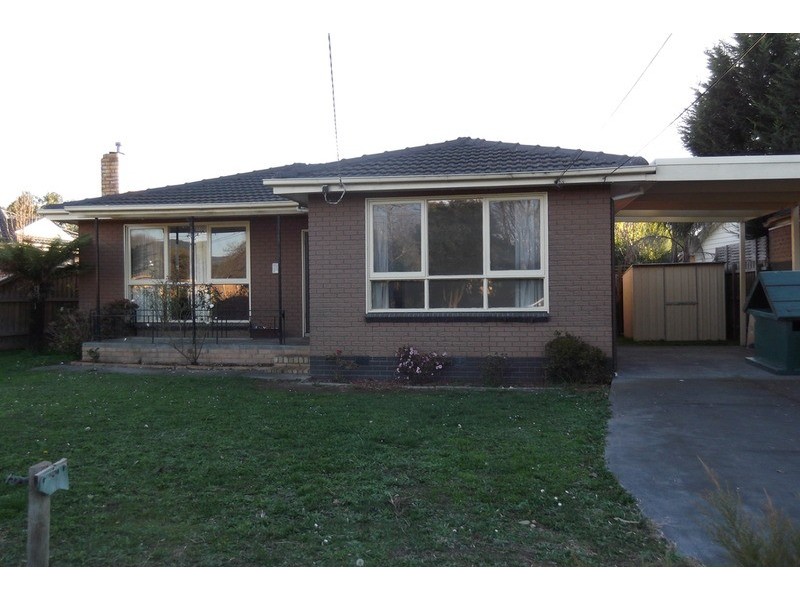 8 Wordsworth Street, Mooroolbark VIC 3138