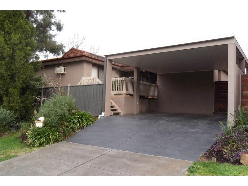 27 Zina Grove, Mooroolbark VIC 3138