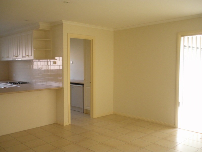 2/17 Abraham Drive, Croydon VIC 3136