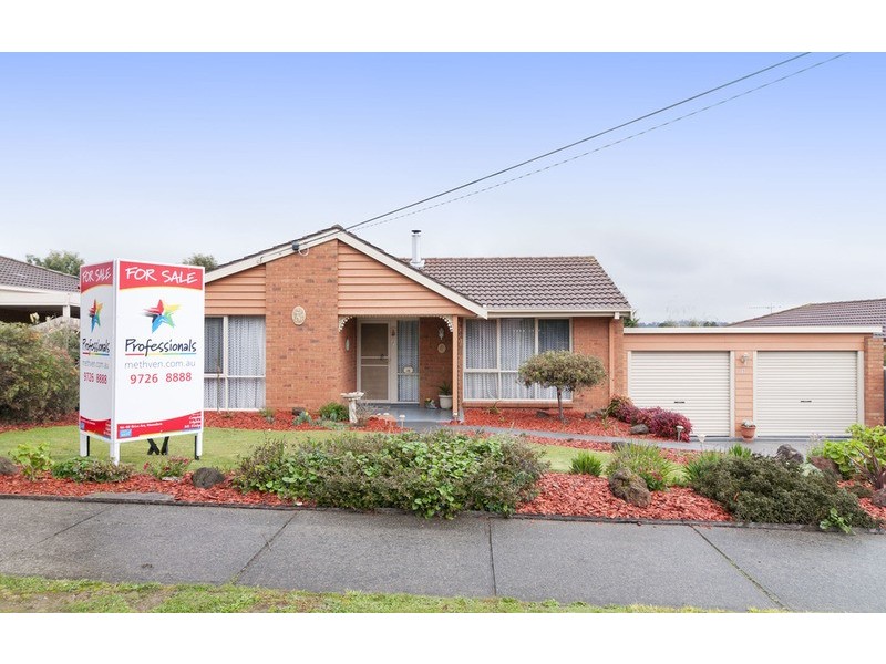 9 Barker Drive, Mooroolbark VIC 3138