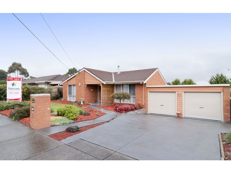9 Barker Drive, Mooroolbark VIC 3138