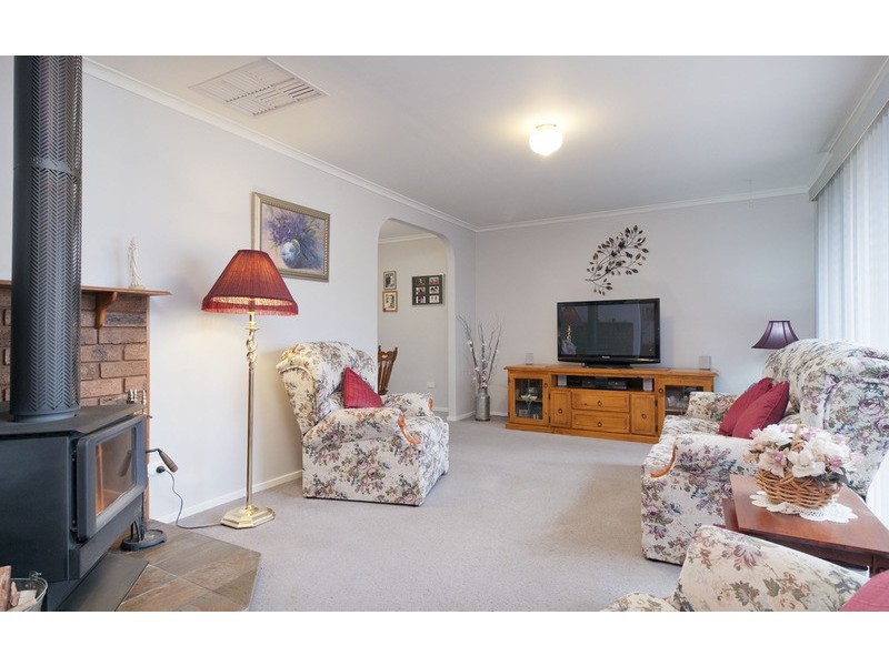 9 Barker Drive, Mooroolbark VIC 3138