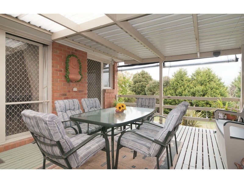 9 Barker Drive, Mooroolbark VIC 3138