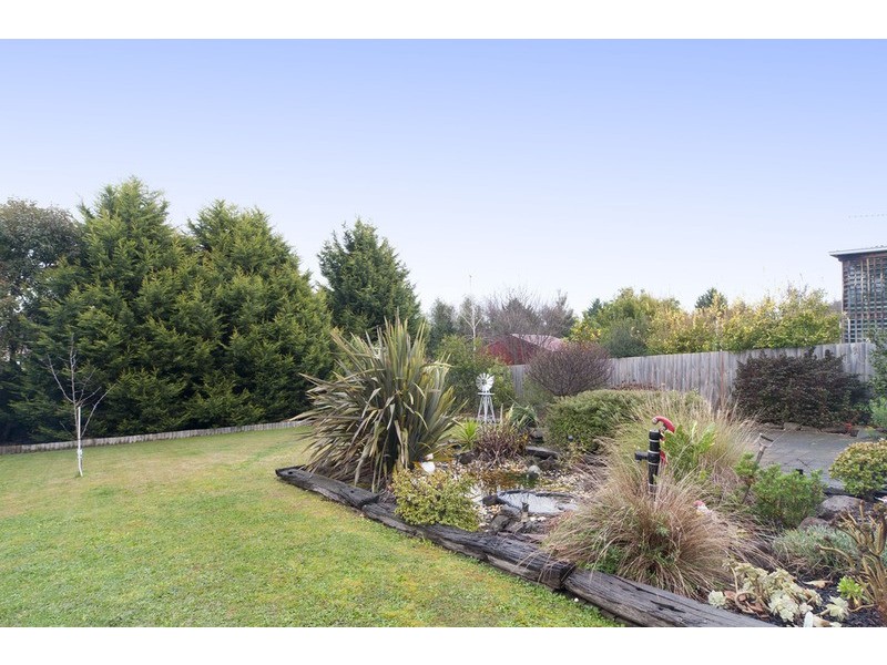 9 Barker Drive, Mooroolbark VIC 3138