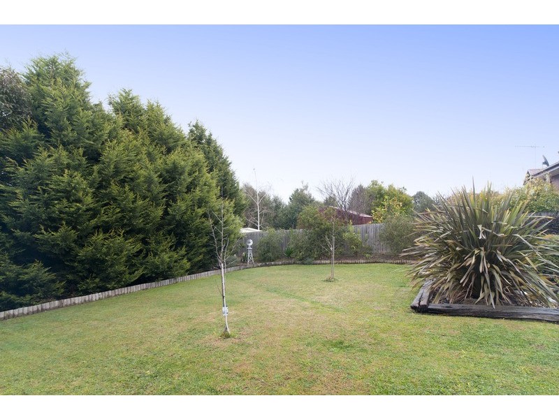 9 Barker Drive, Mooroolbark VIC 3138