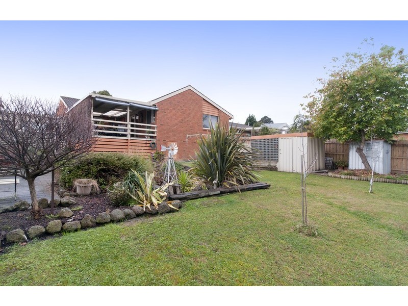 9 Barker Drive, Mooroolbark VIC 3138