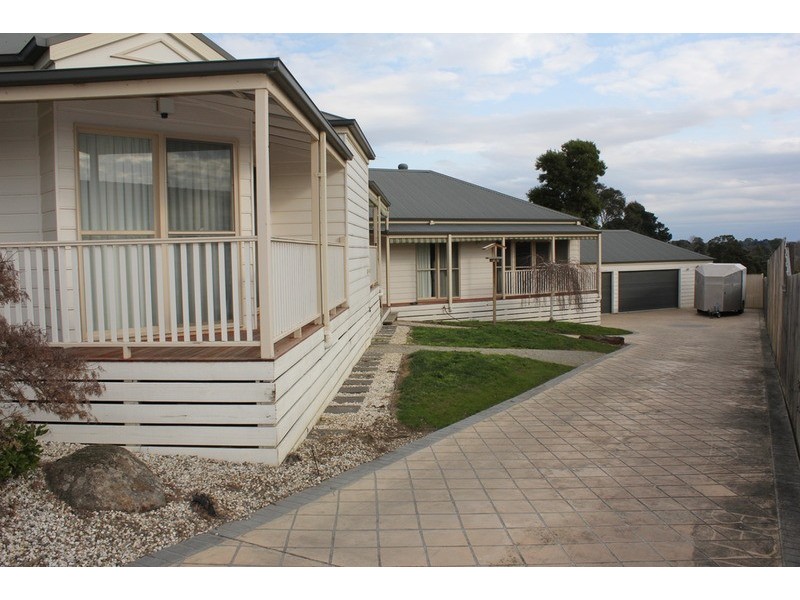 5 Hilton Place, Mooroolbark VIC 3138