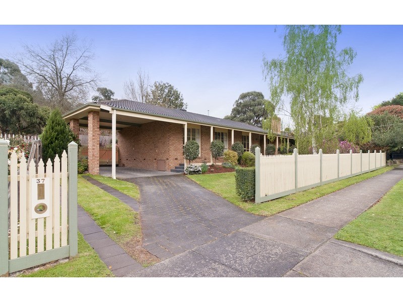 37 McDermott Avenue, Mooroolbark VIC 3138