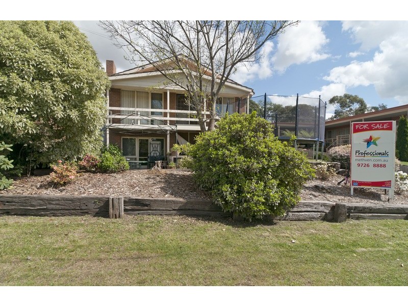 13 Zina Grove, Mooroolbark VIC 3138