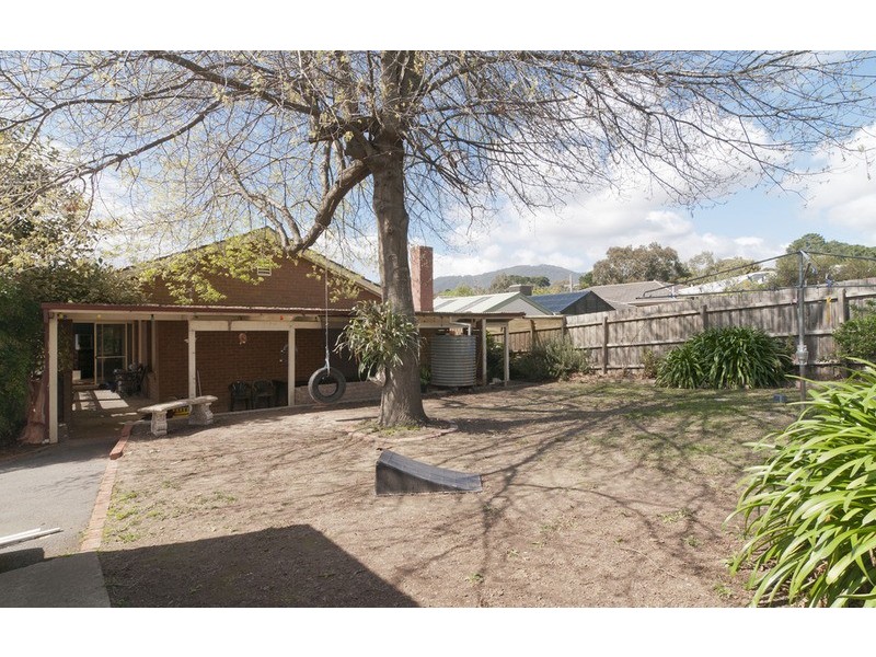 13 Zina Grove, Mooroolbark VIC 3138