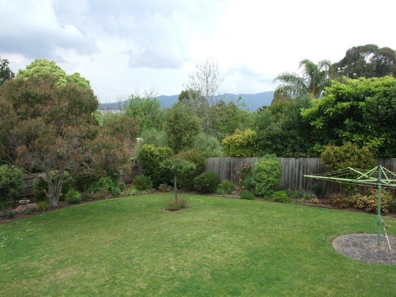 16 Barina Avenue, Mooroolbark VIC 3138