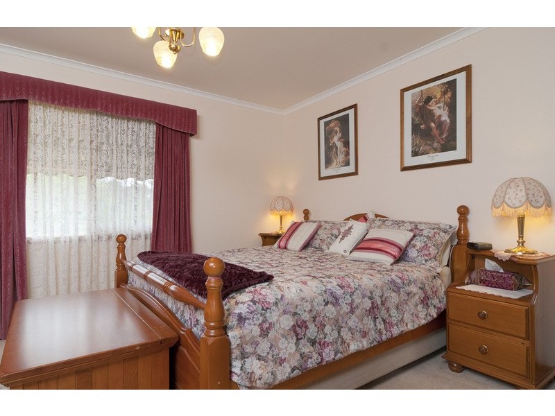 4 Laura  Lane, Mooroolbark VIC 3138