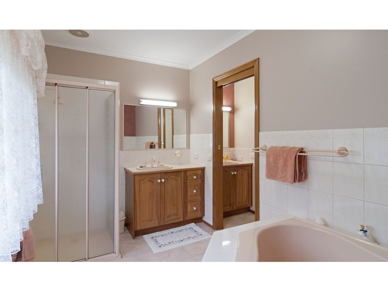 4 Laura  Lane, Mooroolbark VIC 3138