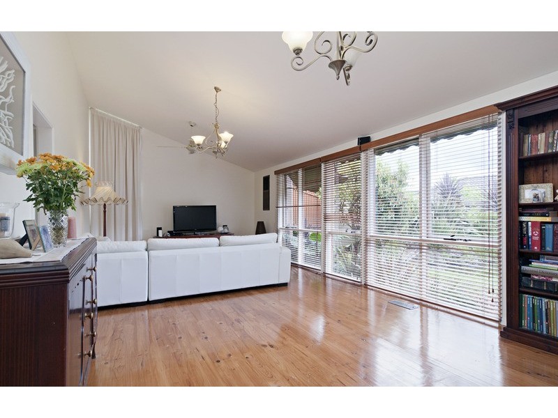 16 Maralee Drive, Mooroolbark VIC 3138