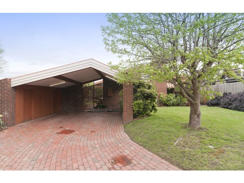 16 Maralee Drive, Mooroolbark VIC 3138