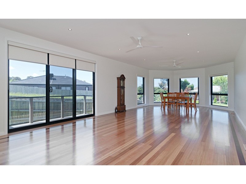 9 Chevalier Crescent, Mooroolbark VIC 3138