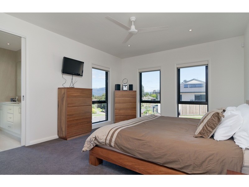 9 Chevalier Crescent, Mooroolbark VIC 3138