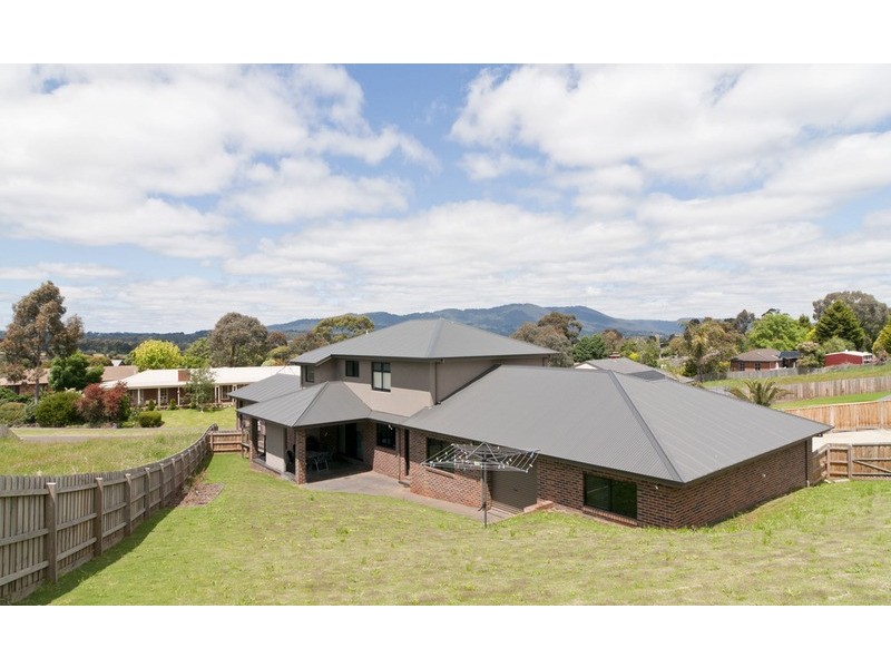 9 Chevalier Crescent, Mooroolbark VIC 3138