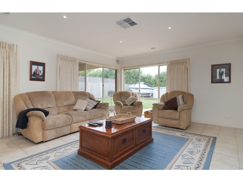 39 Freshfield Avenue, Mooroolbark VIC 3138
