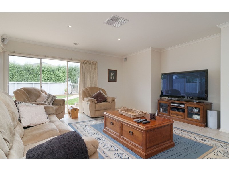 39 Freshfield Avenue, Mooroolbark VIC 3138