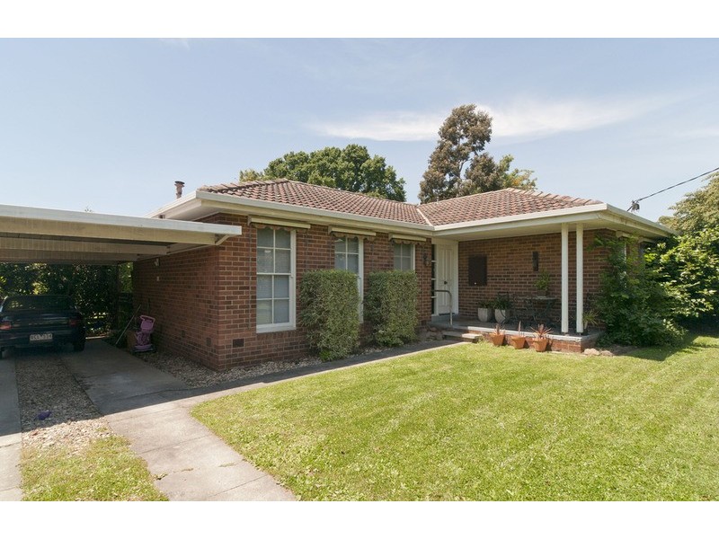 8 Pembroke Road, Mooroolbark VIC 3138