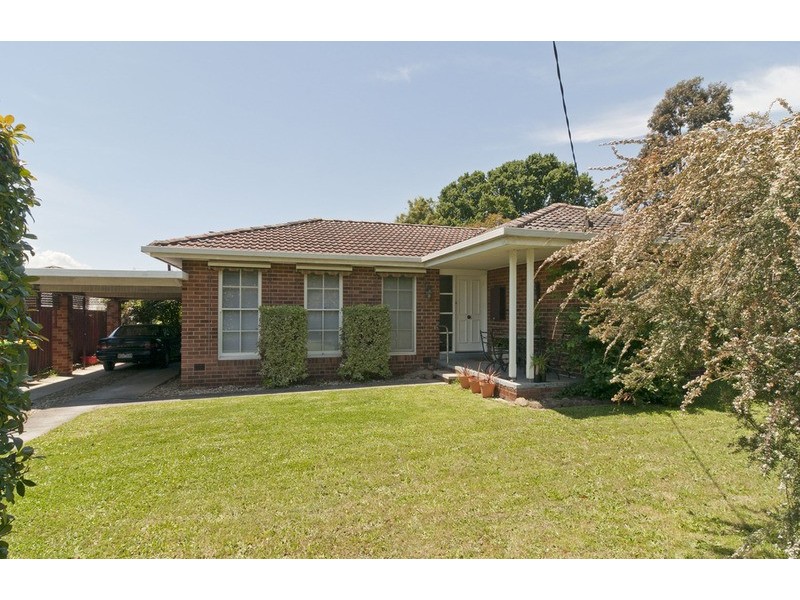8 Pembroke Road, Mooroolbark VIC 3138