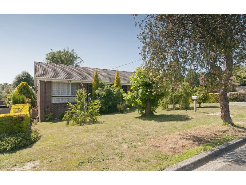 14 Zina Grove, Mooroolbark VIC 3138