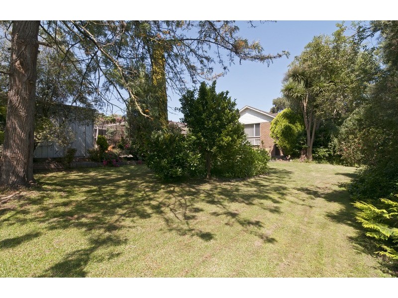 14 Zina Grove, Mooroolbark VIC 3138