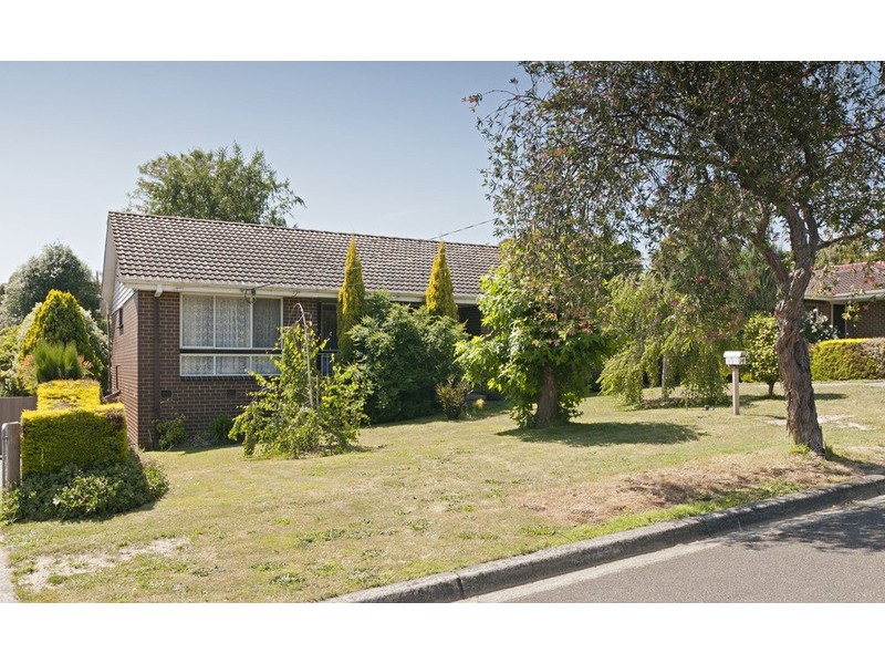 14 Zina Grove, Mooroolbark VIC 3138