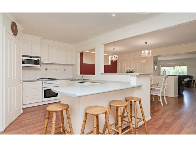 52 Longfellow Avenue, Mooroolbark VIC 3138