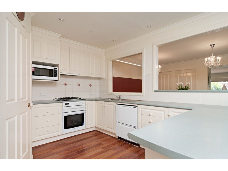 52 Longfellow Avenue, Mooroolbark VIC 3138