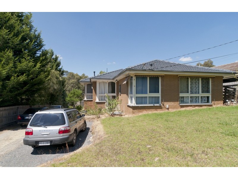 4 Nambour Drive, Mooroolbark VIC 3138