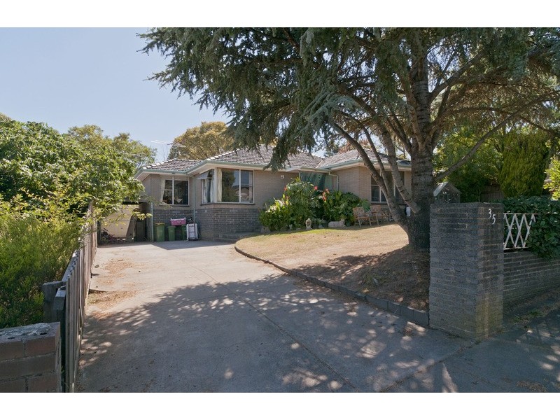 35 Sweetland  Road, Mooroolbark VIC 3138