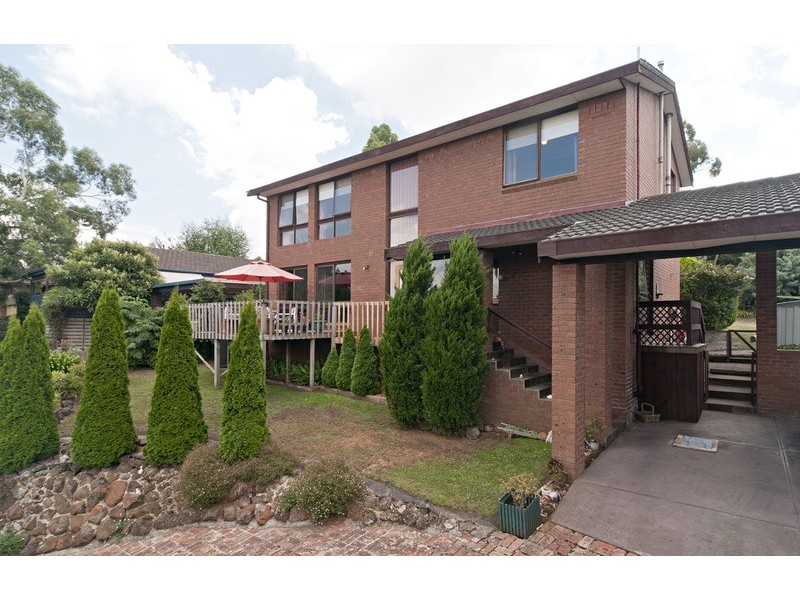 17 Autumn Grove, Mooroolbark VIC 3138