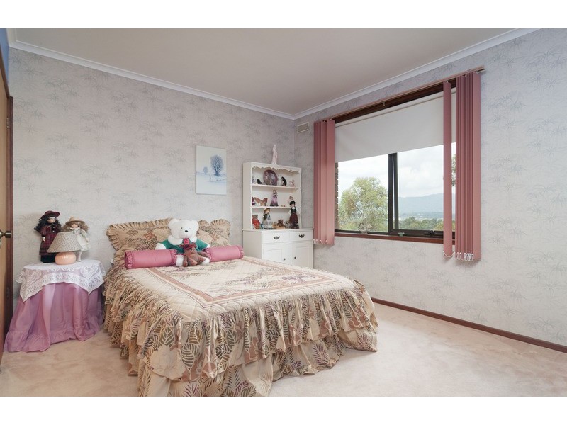 17 Autumn Grove, Mooroolbark VIC 3138