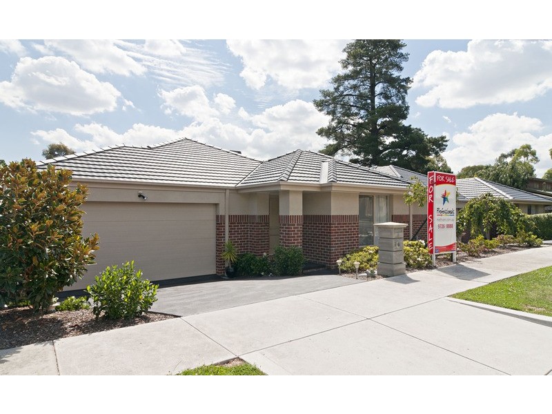 8 Greenville Street, Mooroolbark VIC 3138