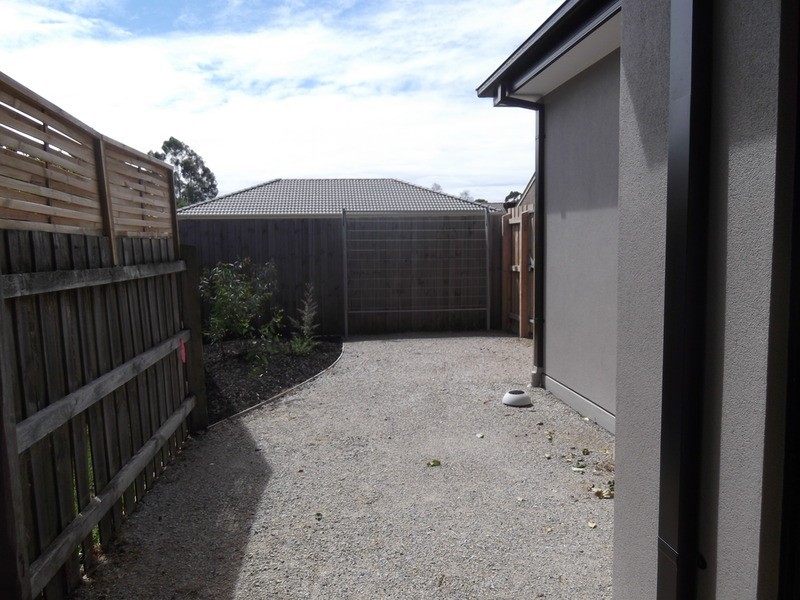2/17 Kimberley Drive, Chirnside Park VIC 3116