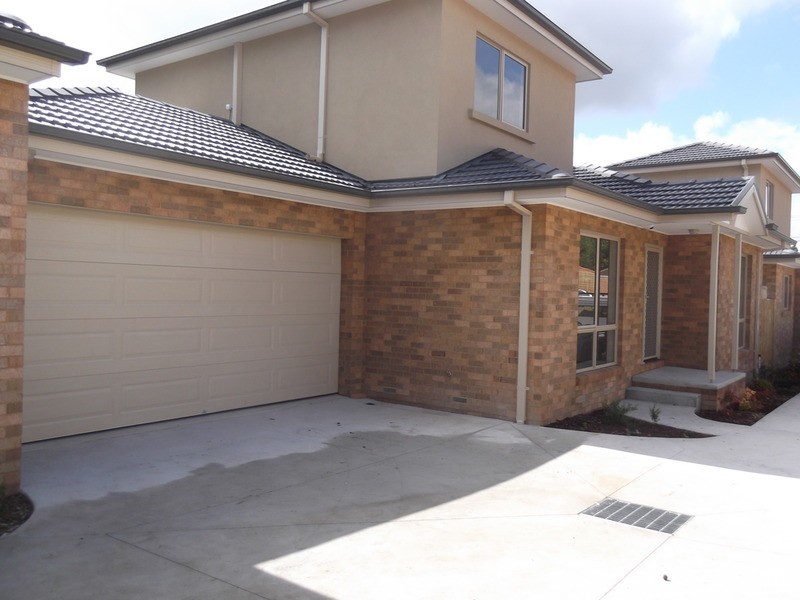 2/13 Railway Crescent, Croydon VIC 3136