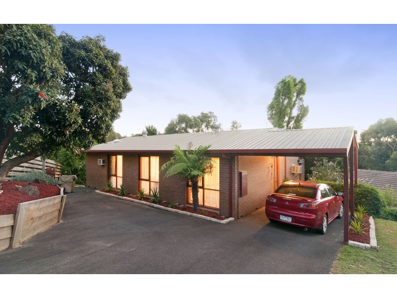 64 Zina Grove, Mooroolbark VIC 3138