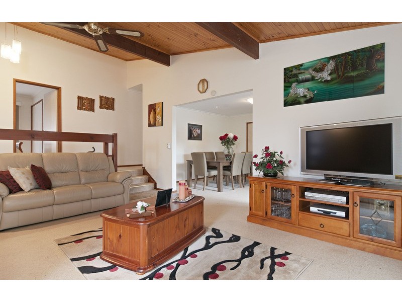 64 Zina Grove, Mooroolbark VIC 3138