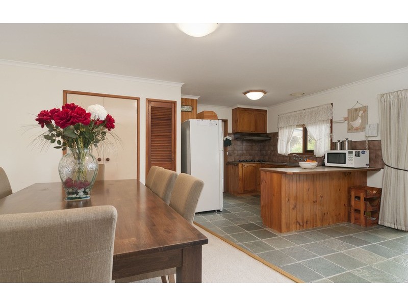 64 Zina Grove, Mooroolbark VIC 3138