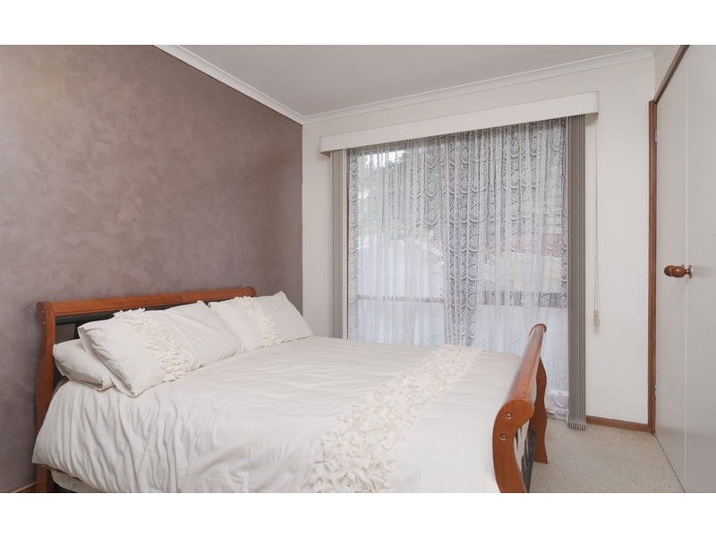 64 Zina Grove, Mooroolbark VIC 3138