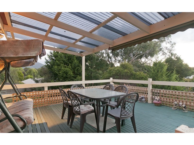 64 Zina Grove, Mooroolbark VIC 3138
