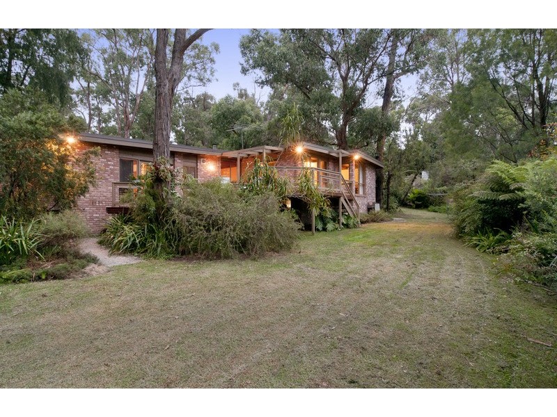 21 Heathfield Grove, Montrose VIC 3765