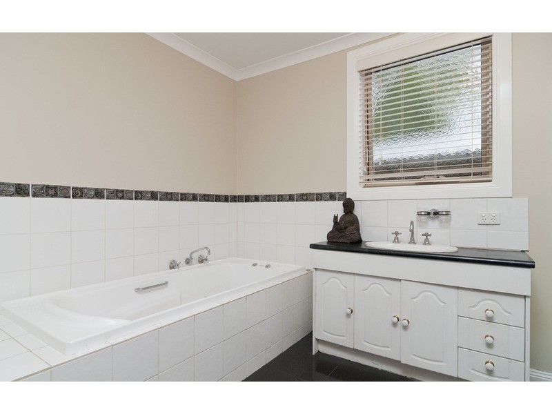 1 Imperial Avenue, Wandin North VIC 3139