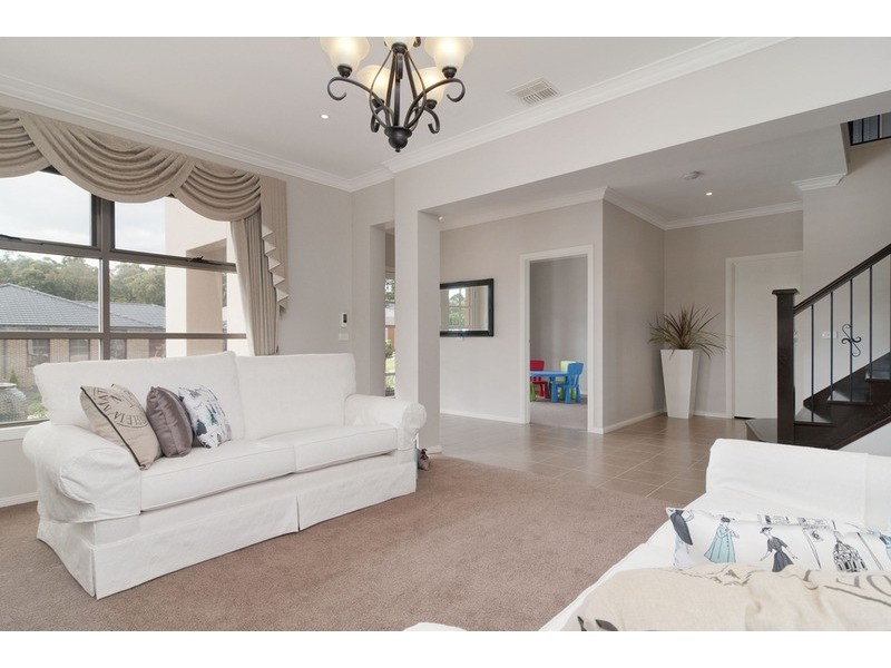 17 Empire Drive, Mooroolbark VIC 3138