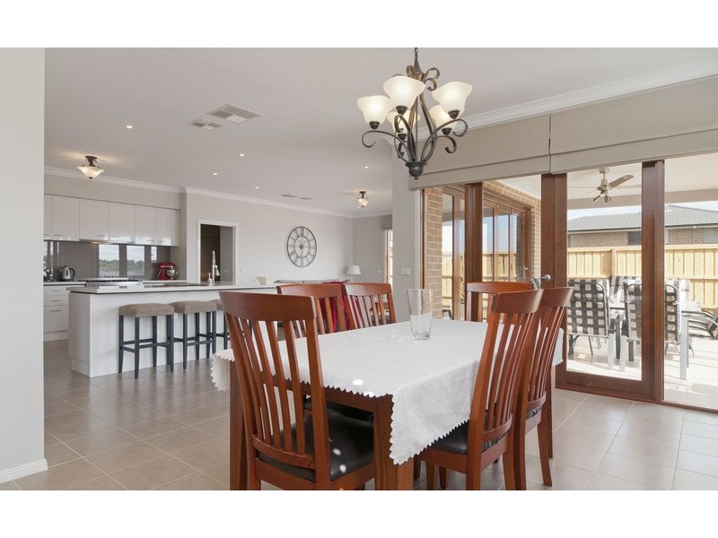 17 Empire Drive, Mooroolbark VIC 3138